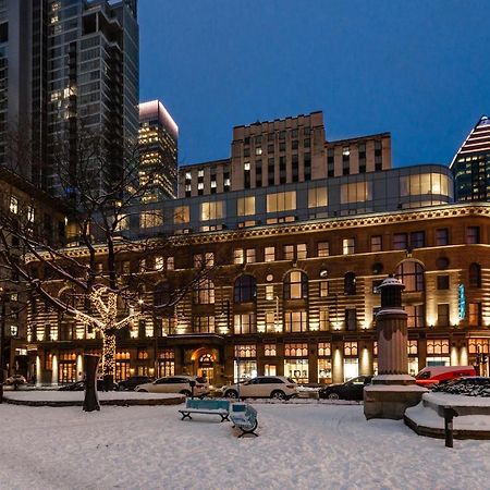 Hotel Birks Montreal Exterior foto The Eaton's Building at night