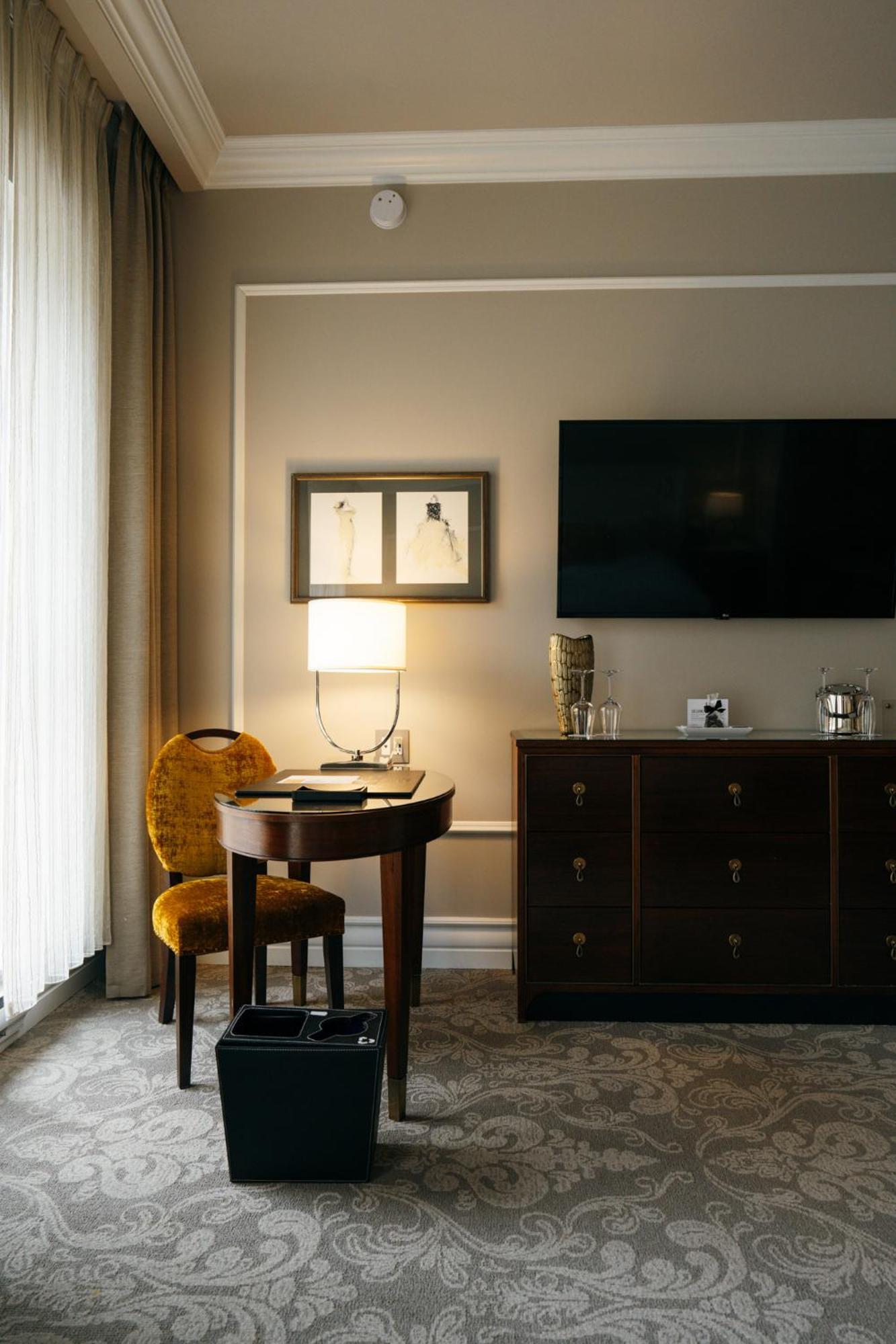 Hotel Birks Montreal Exterior foto A room at the Hotel de Ville
