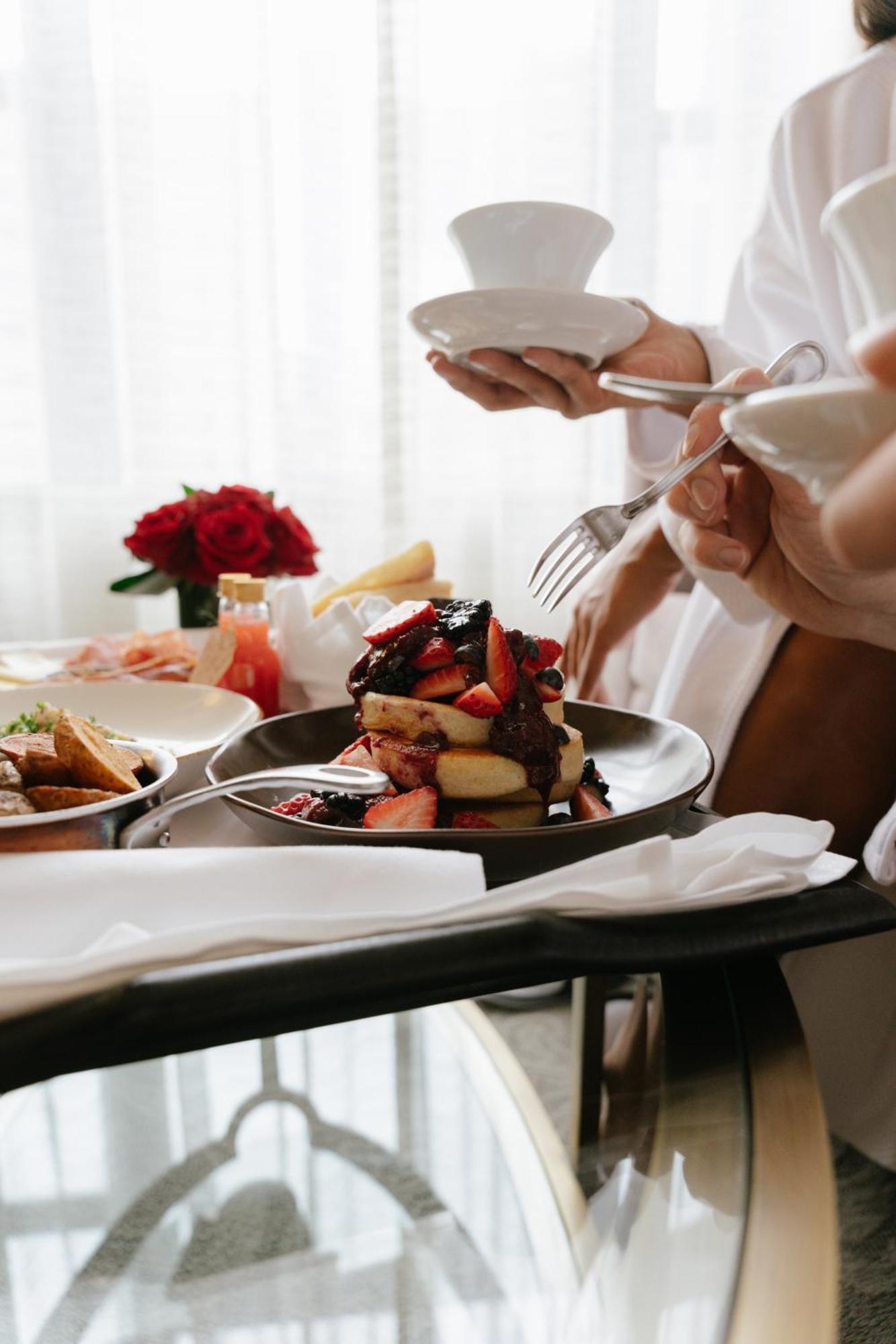 Hotel Birks Montreal Exterior foto A woman eating a dessert