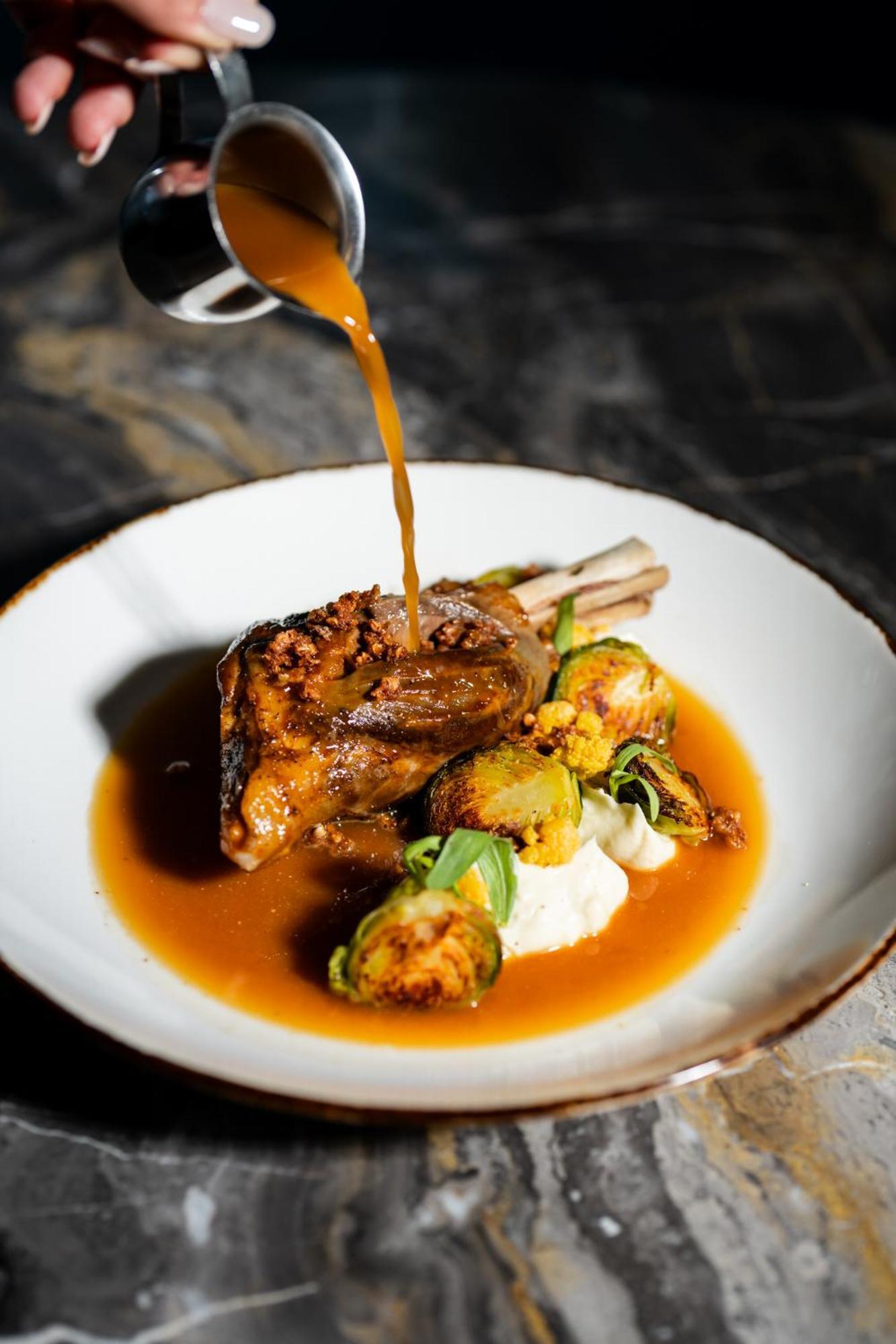 Hotel Birks Montreal Exterior foto A lamb dish at the restaurant