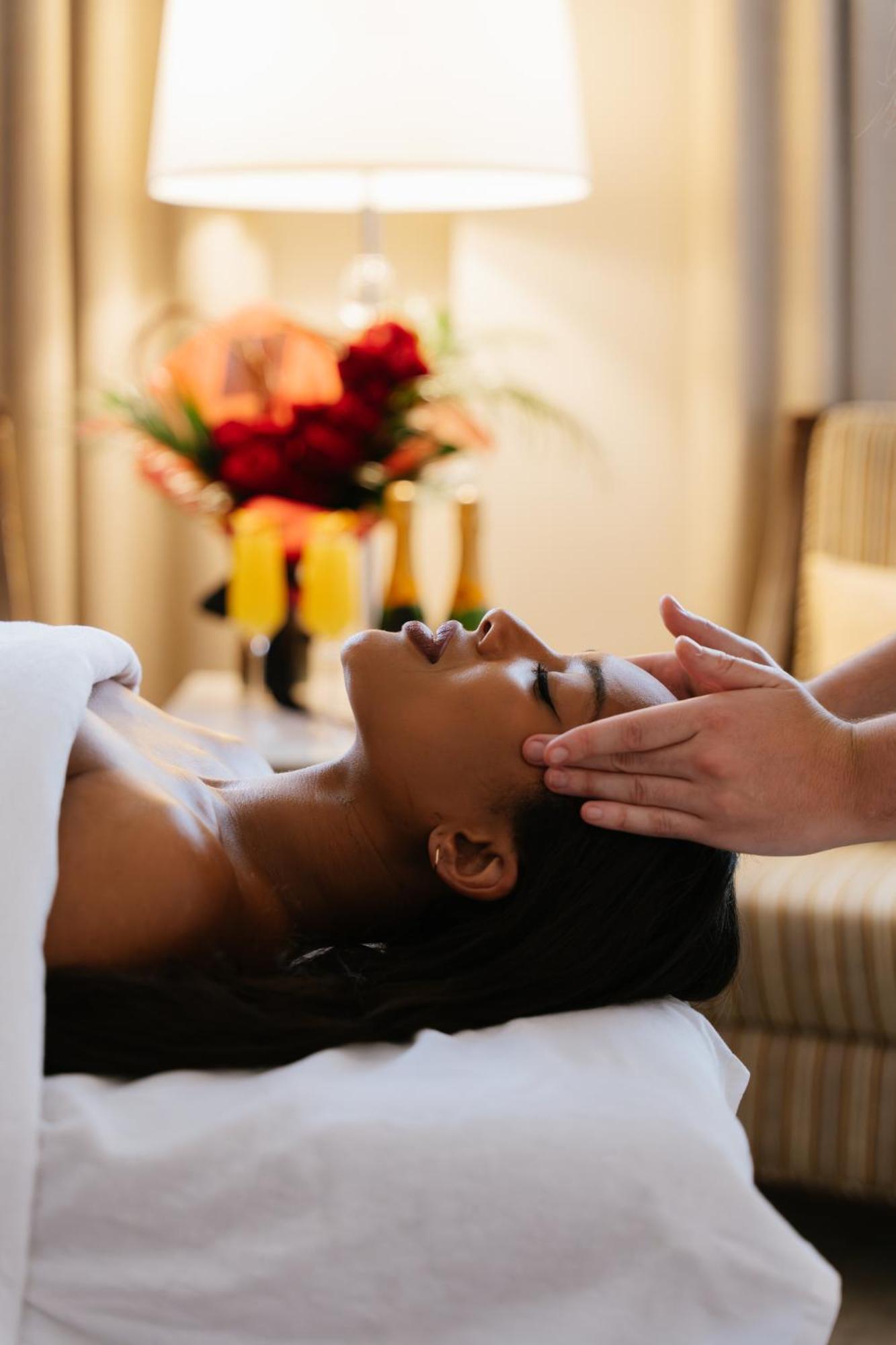 Hotel Birks Montreal Exterior foto A woman receiving a head massage