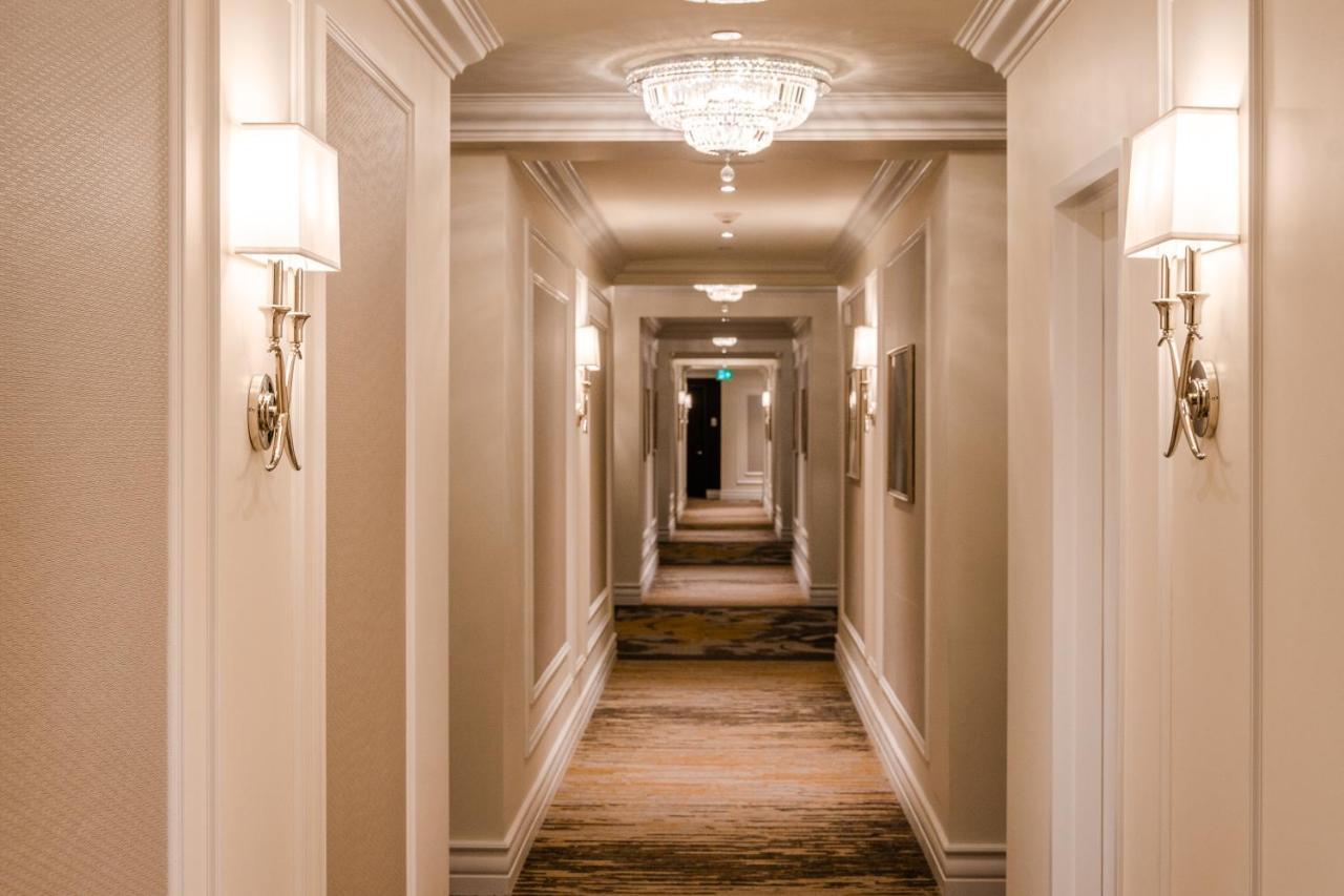 Hotel Birks Montreal Exterior foto A corridor at the Ritz-Carlton, Boston